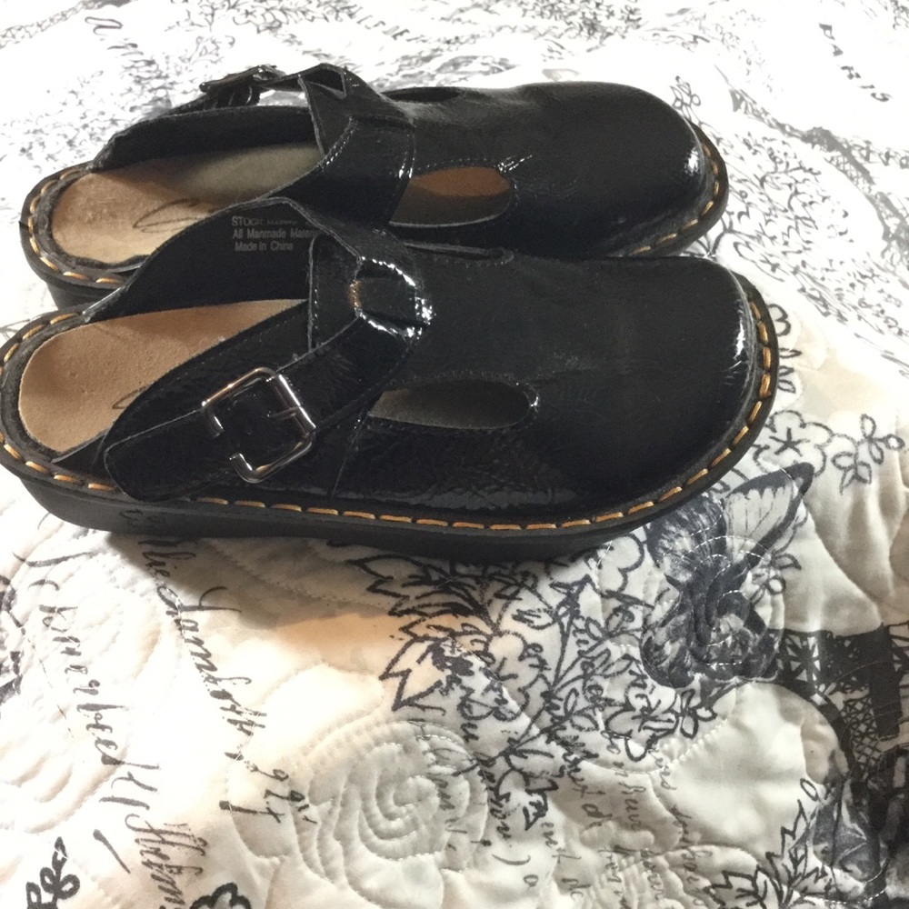NWOB SAVVY nursing shoes